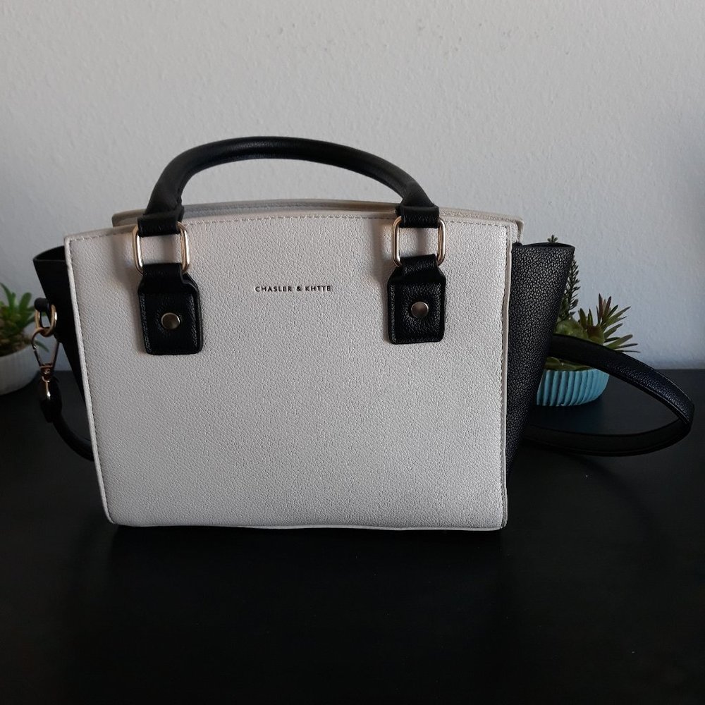 CHASLER & KHTTE Pom-Pom Charm Double Handle Black and White Tote Bag